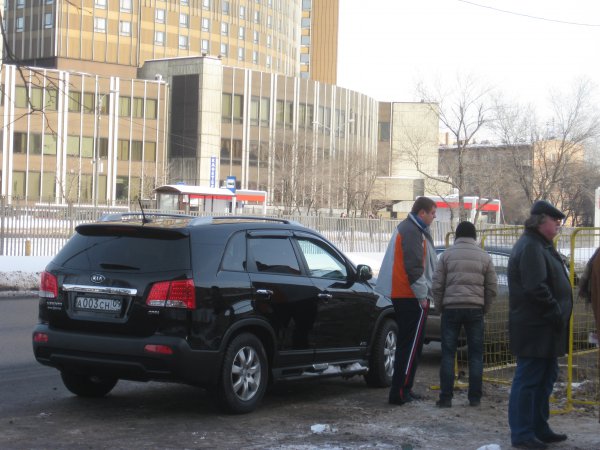 Лужков, уходя, сказал Собянину, что под одним из московских тротуаров зарыт клад (с) Лужков, уходя, сказал Собянину, что под одним из московских тротуаров зарыт клад (с)
